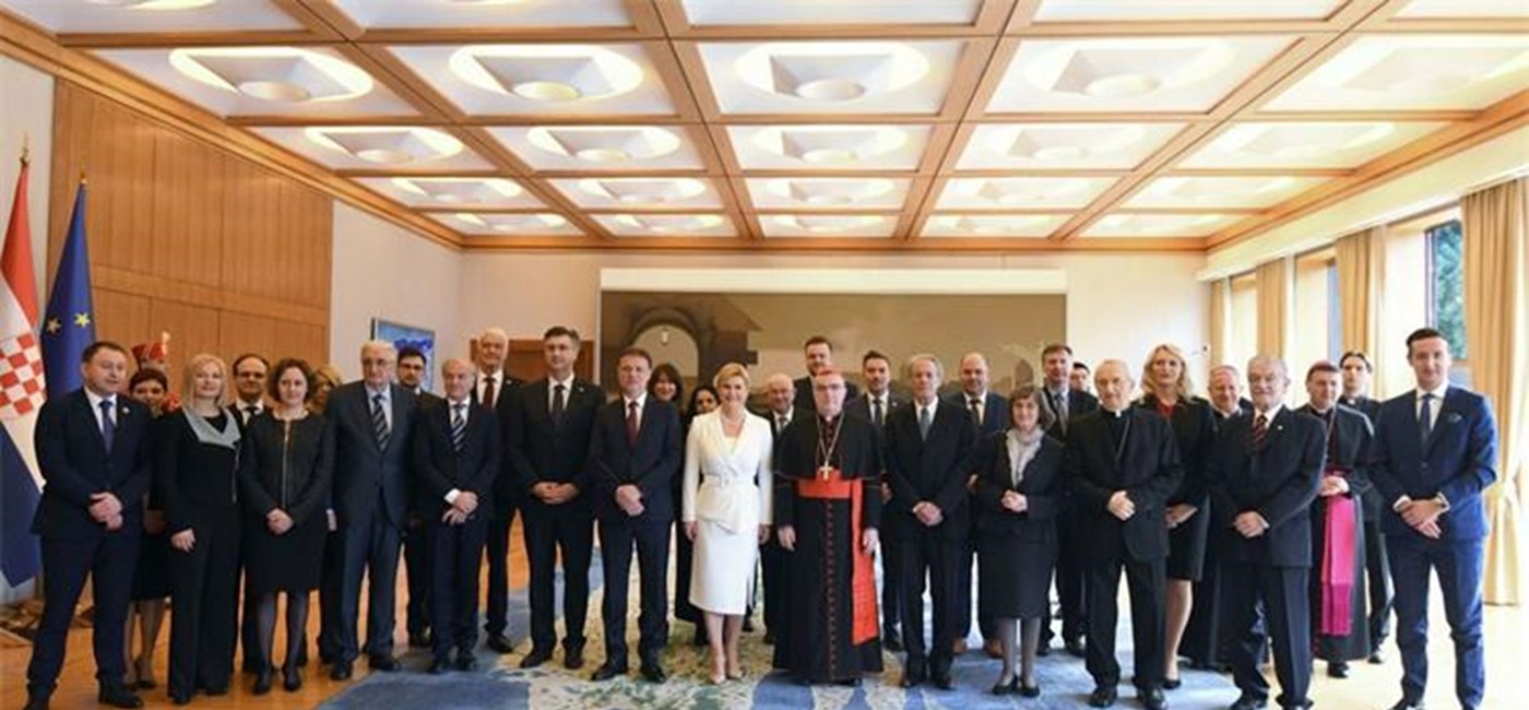 Predsjednica Grabar-Kitarović posmrtno odlikovala kardinala Kuharića Veleredom predsjednika Tuđmana s lentom i Danicom